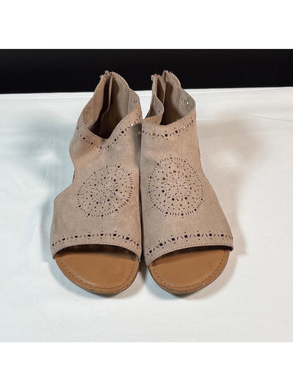 Makalu California Taupe Laser Cut Peep Toe Sandals Womens Size 7